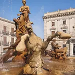 Alojamento de Acomodação e Pequeno-almoço Archimede Charm - Historical Palace In Ortigia 3*